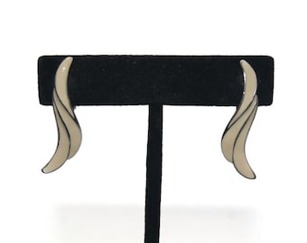 Vintage zilveren toon en gebroken wit emaille clip op oorbellen.