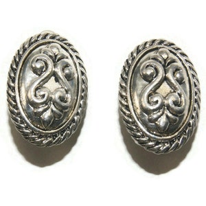 Clip bordo corda ovale vintage color argento su orecchini a cerchio.