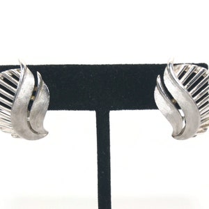 Vintage Krone Trifari Silber Ton Clip auf Blatt Welle Design Ohrringe. Trifari Stempel.