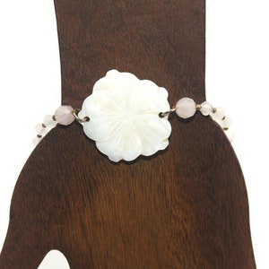 Vintage geschnitzte Perlmutt Blume mit Gold-Ton und Rosa Perlen 8-Zoll-Armband mit Karabiner-Verschluss.
