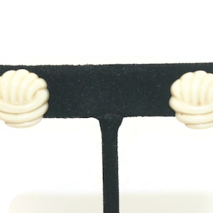 Vintage Avon Gold Tone en White Lucite Clip op oorbellen. Avon Hallmark.