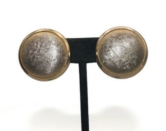 Boucles d'oreilles vintage à clip de style bouton rond texturé doré. Jolies boucles d'oreilles à porter au quotidien.