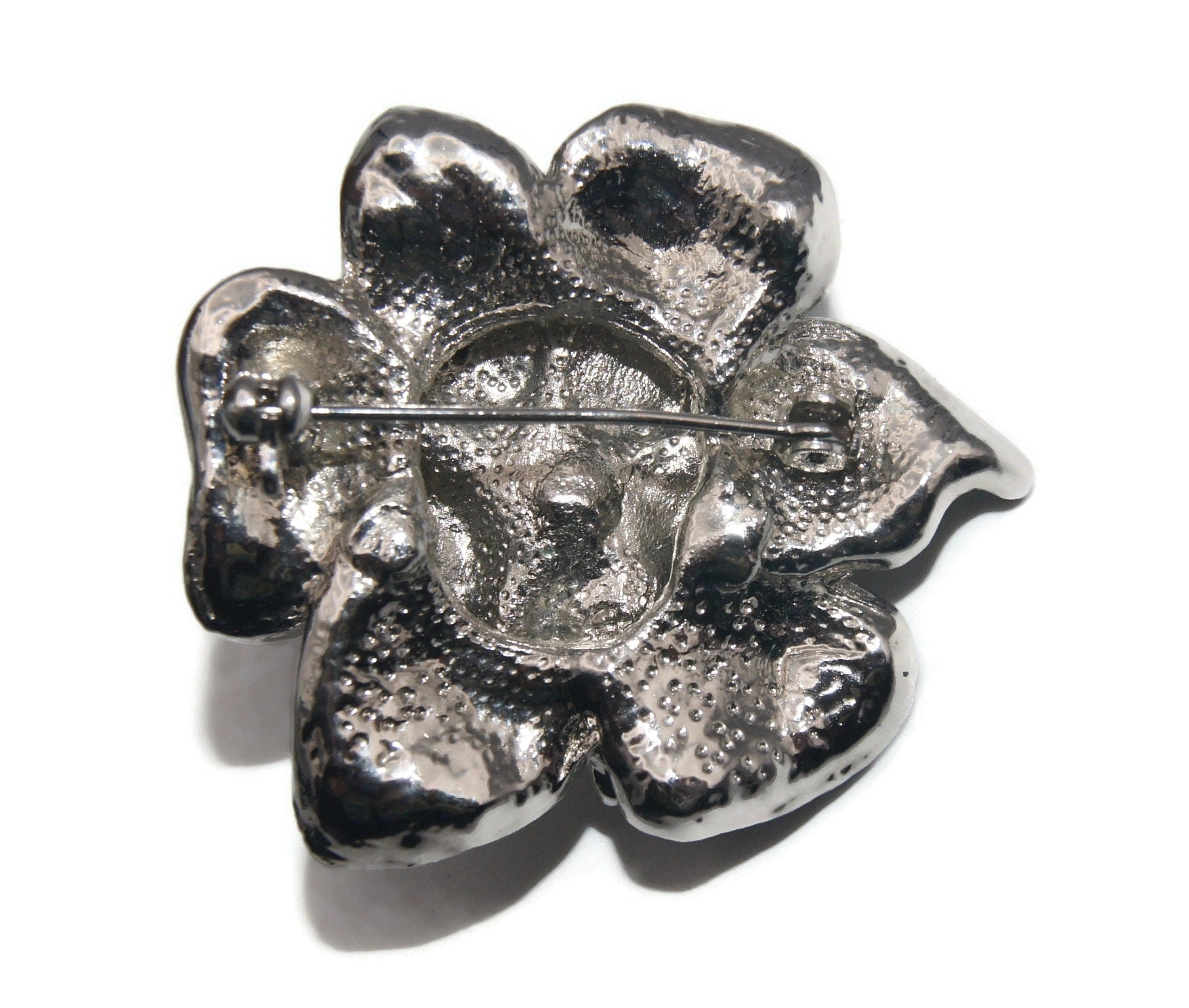 Spilla color argento con perle finte e strass trasparenti - Italia