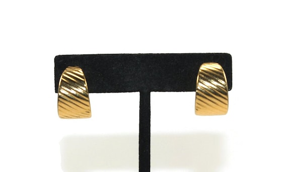 Vintage Trifari Gold Tone Ribbed Hoop Clip on Ear… - image 1