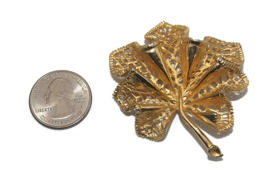 Large Vintage Gold Tone 3D Leaf Brooch. - image 4