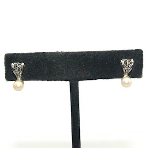 Vintage AMCO 1/20 14K White Gold Filled and Pearls Screw Back Earrings. AMCO 1/20 14K GF Hallmark.