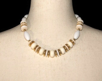 Collier vintage en plastique doré, crème et blanc de 19 pouces avec fermoir à vis cachées.