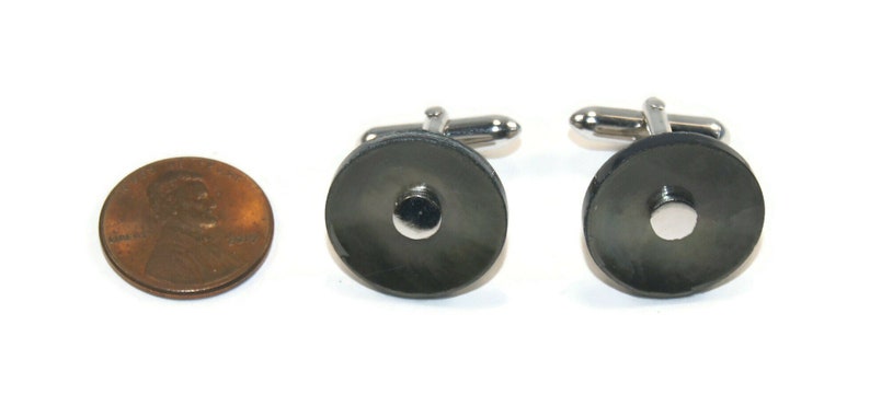 Swank Hallmark. Vintage Swank Abalone and Silver Tone Round Cuff Links