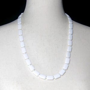 Milchglas Perlen Halskette, Vintage weiße Milchglas Perlen Halskette, rechteckige Perlen mit kleinen runden Perlen, 24 &quot;Halskette, tägliche Kleidung.