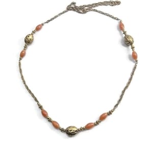 Vintage ketting in art-decostijl met carneoolglas en messing kraal in nepfiligraanstijl. Omstreeks 1930. Kralenketting van messing/goud.