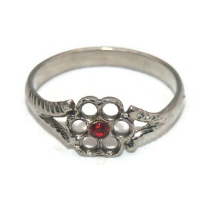 Vintage Silber Ton und rote Strass Größe 7 1/2 Blumenmuster Ring.
