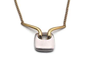 Collana con ciondolo bicolore Trifari, tonalità oro vintage, ciondolo tonalità argento, regalo per lei, uso quotidiano, abbigliamento da lavoro, marchio Trifari.