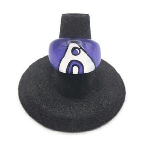 Vintage Bubble Lucite Plastic Ring with Purple, Black and White Design. Size 7 Domed Statement Ring, Daily Wear, 1980s, Gift for Her.