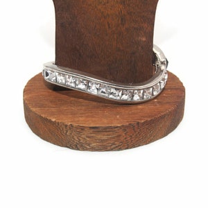 Vintage Silber Ton mit schwarzen und klaren Strasssteinen 6 1/2 Zoll Spring Hinged Wavy Bangle Armband.