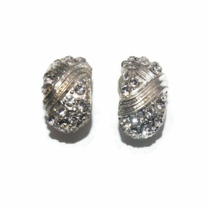 Pendientes de clip vintage en tono plateado y pedrería transparente.