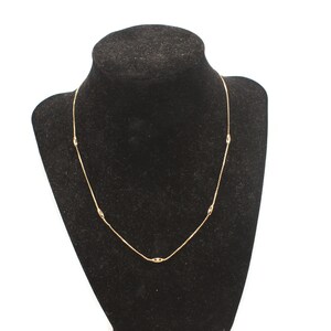 Collar Vintage Avon Gold Tone de 17 pulgadas con perlas de tono de oro estacionario y cierre de anillo de primavera. Etiqueta de sello de Avon.