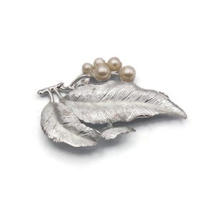 Large Sarah Coventry Vintage Silver Tone and Faux Pearls Brooch, Sarah Cov Hallmark, Floral Motif, Daily Wear, Business Wear, Evening Wear.