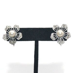 Vintage Silver Tone, Clear Rhinestones y Faux Pearls Flower Clip en pendientes.
