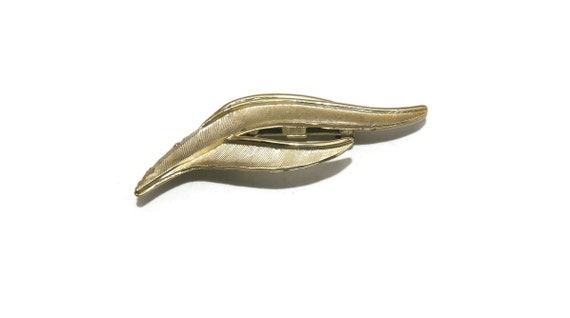 Vintage Textured Gold Tone Leaf Brooch. - image 1