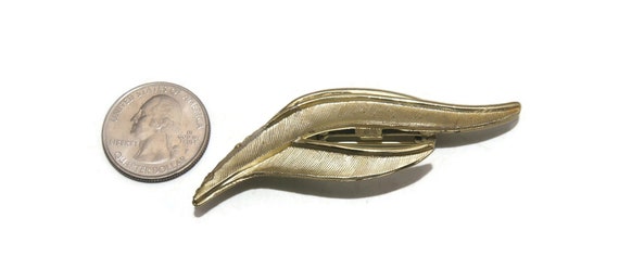 Vintage Textured Gold Tone Leaf Brooch. - image 4