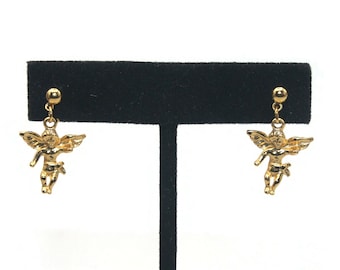 Pendientes colgantes de querubín en tono dorado vintage con postes para orejas perforadas.