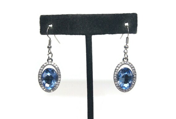 Boucles d'oreilles vintage à clip avec strass bleu clair et fleur argentée. - France