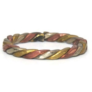 Anneau artisanal tricolore tricolore taille 5 en argent, cuivre et laiton vintage. Conception d'anneaux empilables.