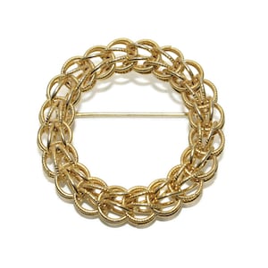 Vintage Textured and Smooth Gold Tone Open Link Style Wreath Brooch.