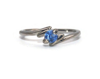 Anello vintage tono argento e topazio blu con strass misura 6 1/2.