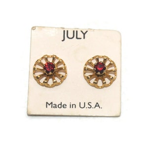 Zierliche Vintage Gold Ton und Faux Rubin Juli Birthstone 2 Stück Ohrstecker für Ohrlöcher. Neue ON-Karte.