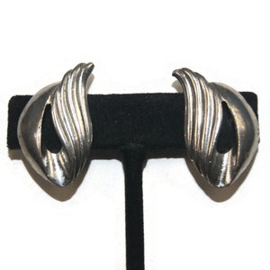 Clip vintage modernista in argento su orecchini.