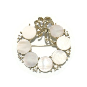 vintage Lisner Gold Tone, Nacre et Strass Couronne Broche. Lisner Hallmark.