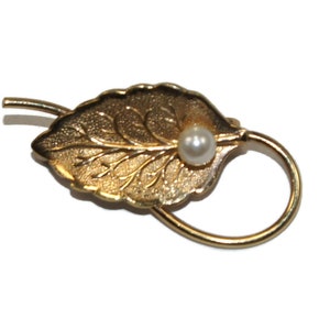 Small Vintage Gold Filled and Pearl Detailed Leaf Brooch. Marked 1/20 12K GF.