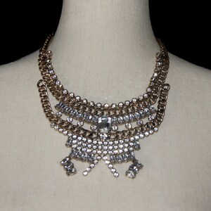 Colar de babador ajustável vintage robusto em tom dourado e strass transparentes grande de 16 a 19 polegadas com fecho de garra de lagosta.