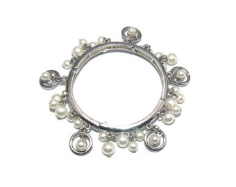 Vintage Roman Silver Tone and Faux Pearls 6 1/2 pulgadas Pulsera de enlace elástico.