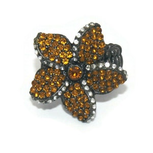 Vintage zilveren toon met oranje en heldere strass bloem grootte 8 ring met rekbare band.