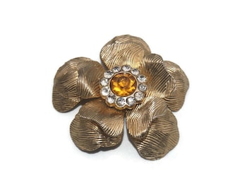 Spilla vintage Coro a forma floreale con strass color oro, arancioni e trasparenti. Marchio Coro.