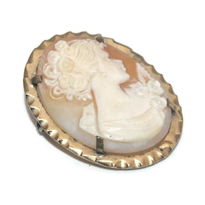 Vintage Victorian Gold Tone Shell Oval Cameo Brooch / Pendant.