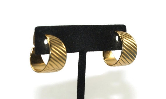 Vintage Trifari Gold Tone Ribbed Hoop Clip on Ear… - image 3