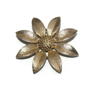 Vintage Sarah Coventry Gold Tone Flower Brooch with a Brushed Gold Finish. Sarah Cov Hallmark.