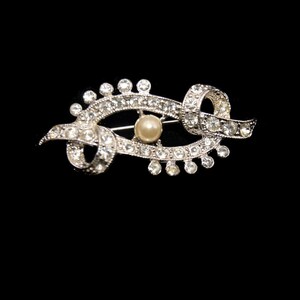 Vintage Silber Ton, Faux Perle und klare Strass Brosche.