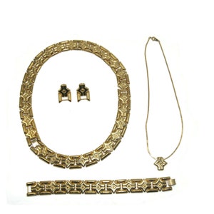 Vintage Gold Tone Jewelry Set Including Link Necklace, Bracelet, Dangle Earrings and a Pendant on 16 Inch Chain.