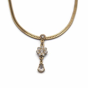 Goudkleurige en heldere strassteentjes 17-inch chokerketting met bloementhema en haaksluiting. Niet gemarkeerd 1928, avondkleding, formele kleding, cadeau voor haar.