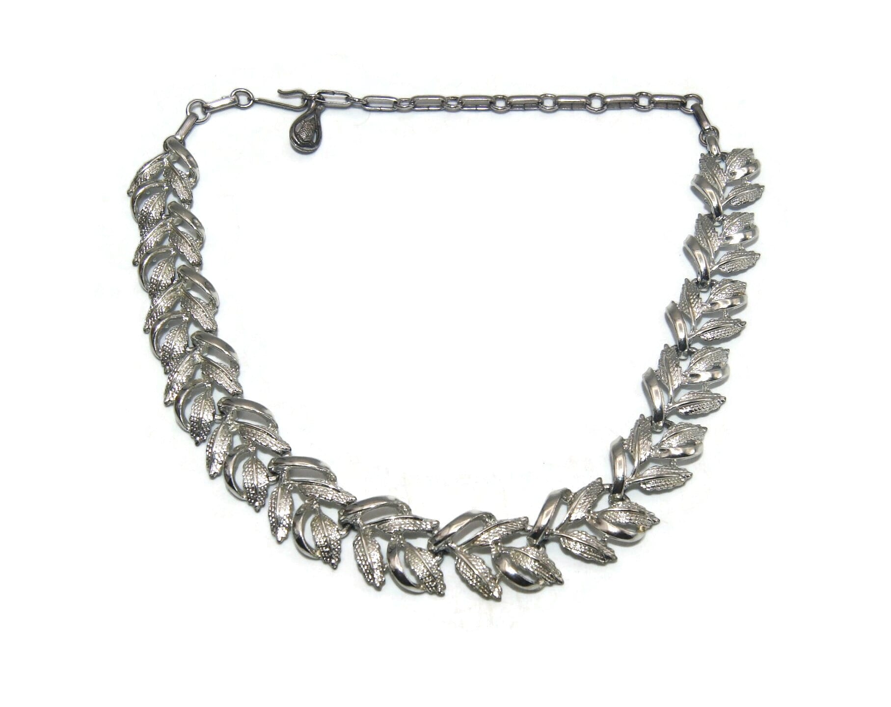 ■VINTAGE HOLLYWOOD■ Twist Leaf Chain Necklace VH2379NE007B Vintage Coro Silver Tone 16 Inch Leaf Necklace With Hook