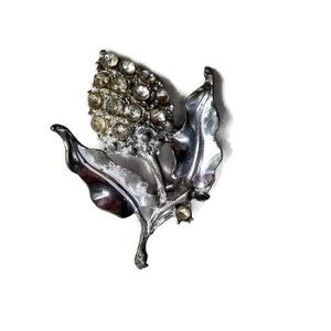 Ornate Silver Tone and Clear Rhinestone Flower Shaped Floral Brooch / Pin.  Floral Motif. Flower Brooch. Gift for Her. Wedding Jewelry.