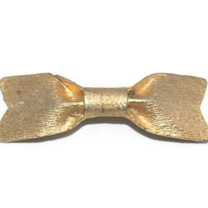 Classic Vintage Textured Gold Tone Bow Brooch.