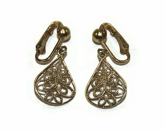 Vintage Gold Tone Teardrop Dangle Clip on Earrings.