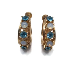 Splendidi orecchini a cerchio vintage color oro con opali finti iridescenti arcobaleno e orecchini a vite con topazio azzurro finto.