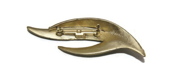 Vintage Textured Gold Tone Leaf Brooch. - image 5