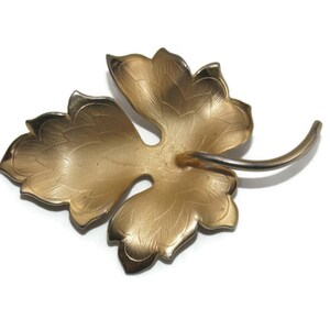 Vintage Giovanni Gold Tone Leaf Brooch. Giovanni Hallmark  display picture 2